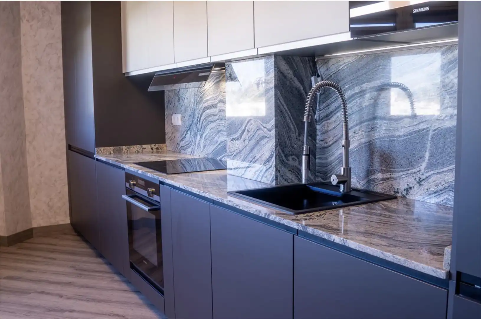 Piso en venta en Calle Sierra Morena, 23, Las Lomas Cocina de Piso en venta en Estepona con Jardín privado, Terraza y Piscina