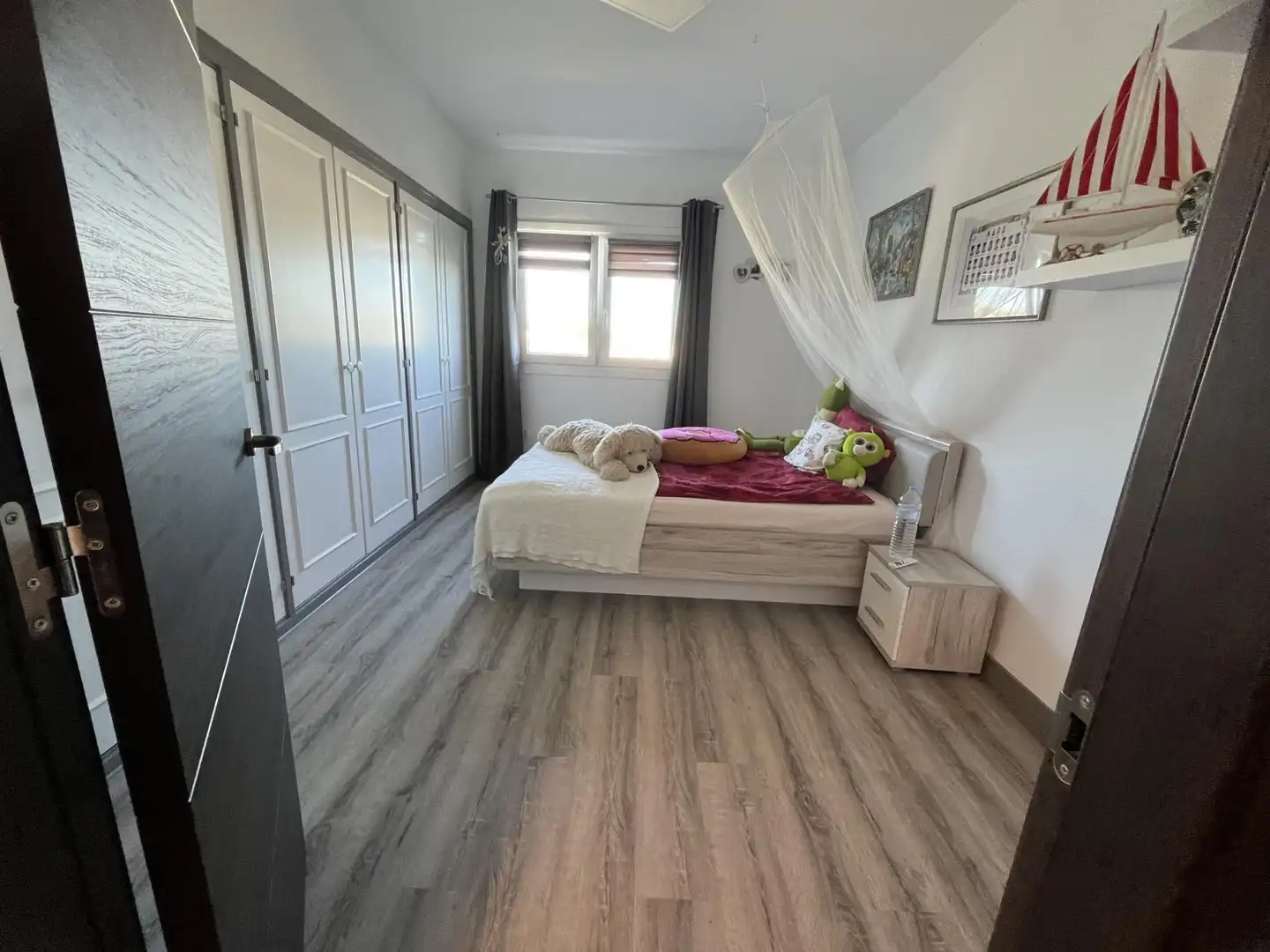Piso en venta en Calle Sierra Morena, 23, Las Lomas Habitación de Piso en venta en Estepona con Jardín privado, Terraza y Piscina