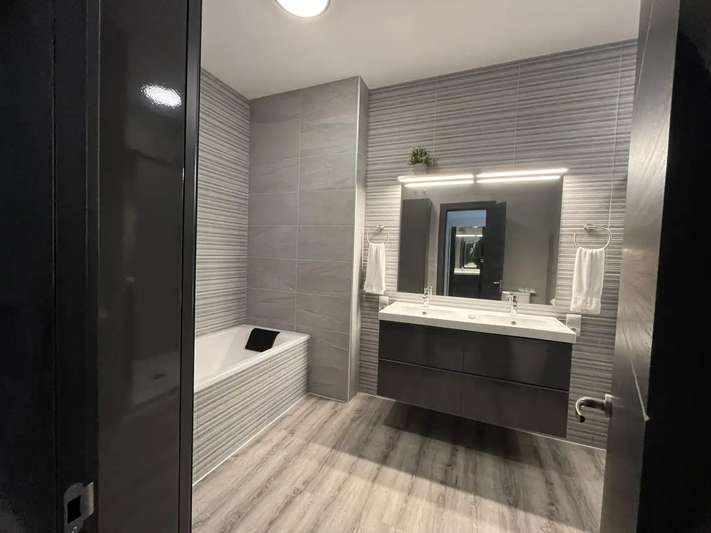 Piso en venta en Calle Sierra Morena, 23, Las Lomas Baño de Piso en venta en Estepona con Jardín privado, Terraza y Piscina