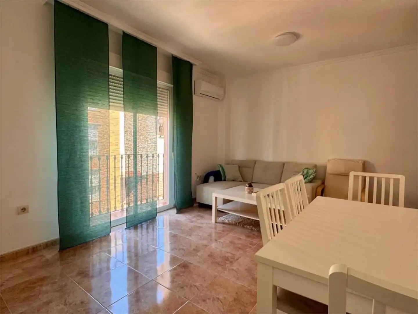 Piso en venta en Calle Julio Burell, 93, San Gonzalo Sala de estar de Piso en venta en Linares con Aire acondicionado y Balcón