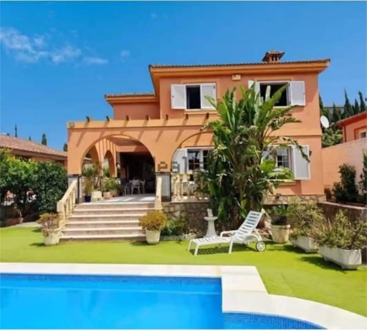 Vista exterior de Casa adosada en venda en Algeciras amb Jardí privat, Traster i Piscina