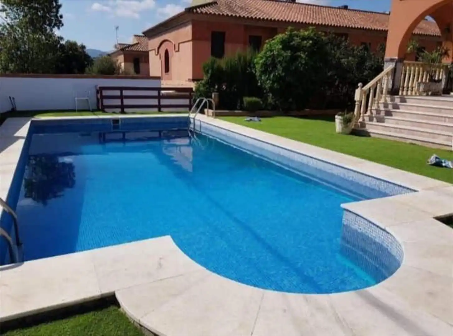 Casa adosada en venda a Los Pinos Piscina de Casa adosada en venda en Algeciras amb Jardí privat, Traster i Piscina