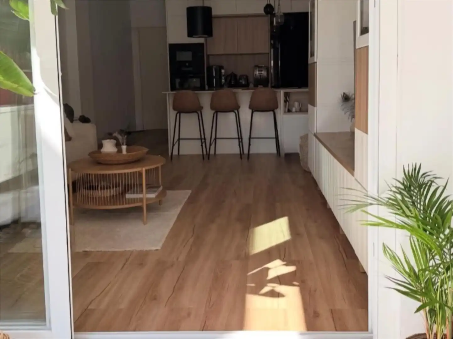 Piso en venta en Urbanización La Reserva, 3, Reserva de Marbella Sala de estar de Piso en venta en Marbella con Aire acondicionado, Calefacción y Jardín privado