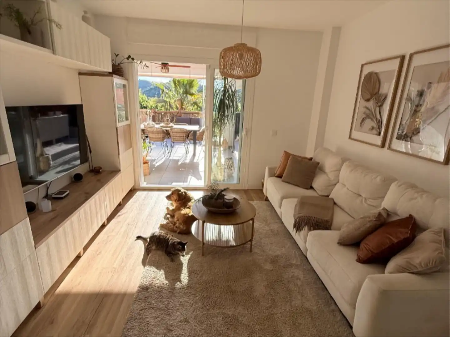 Piso en venta en Urbanización La Reserva, 3, Reserva de Marbella Sala de estar de Piso en venta en Marbella con Aire acondicionado, Calefacción y Jardín privado
