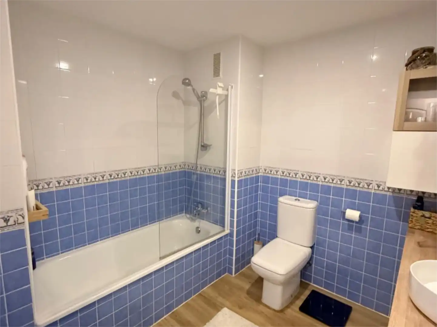 Piso en venta en Urbanización La Reserva, 3, Reserva de Marbella Baño de Piso en venta en Marbella con Aire acondicionado, Calefacción y Jardín privado