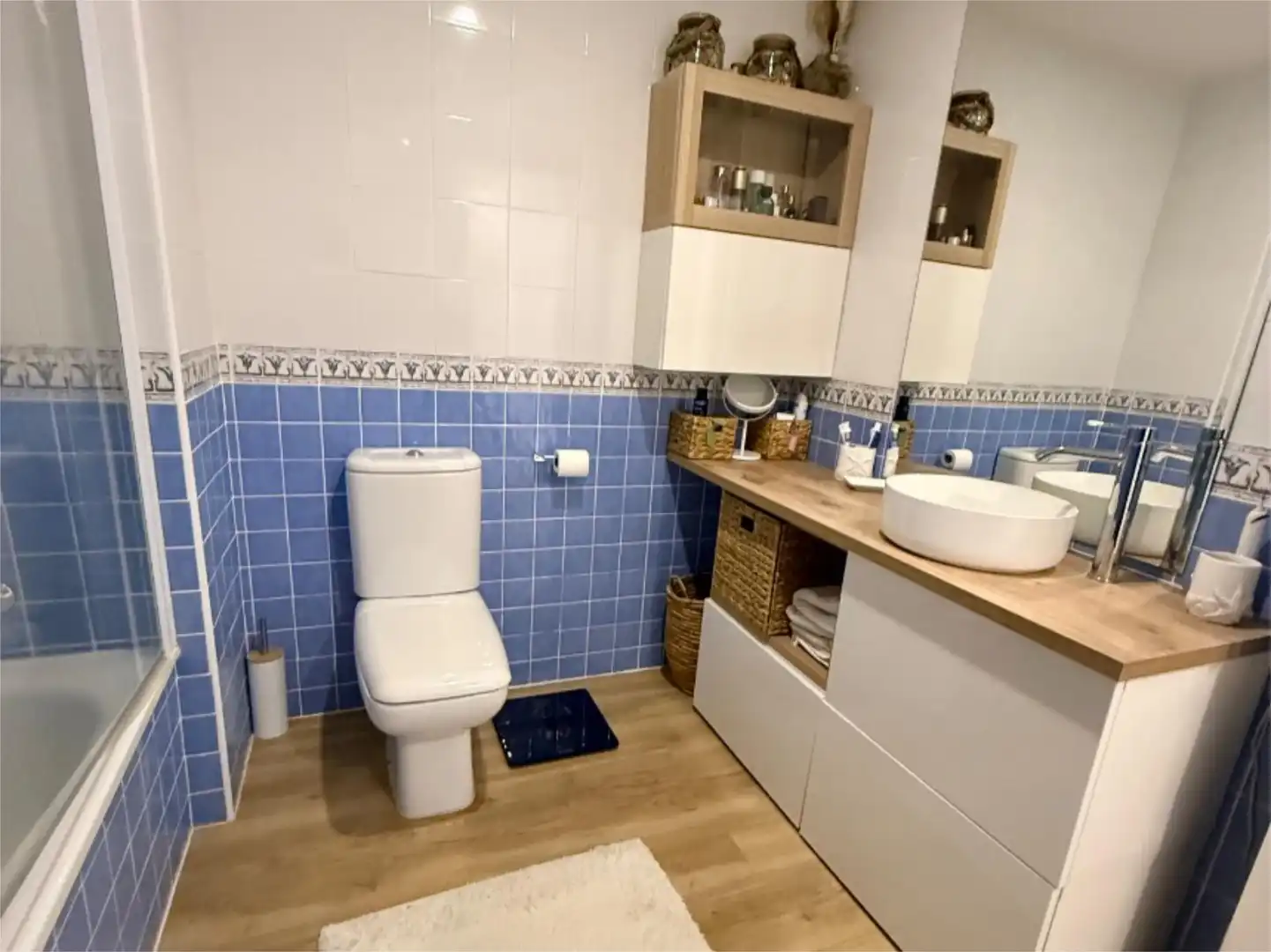 Piso en venta en Urbanización La Reserva, 3, Reserva de Marbella Baño de Piso en venta en Marbella con Aire acondicionado, Calefacción y Jardín privado