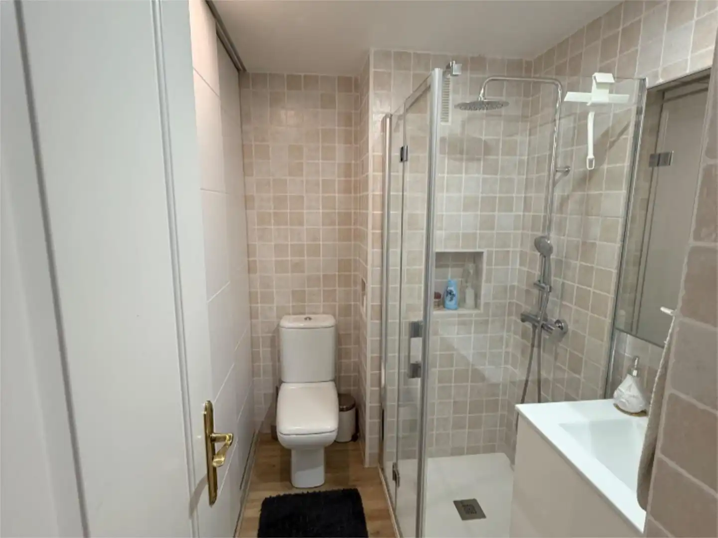 Piso en venta en Urbanización La Reserva, 3, Reserva de Marbella Baño de Piso en venta en Marbella con Aire acondicionado, Calefacción y Jardín privado