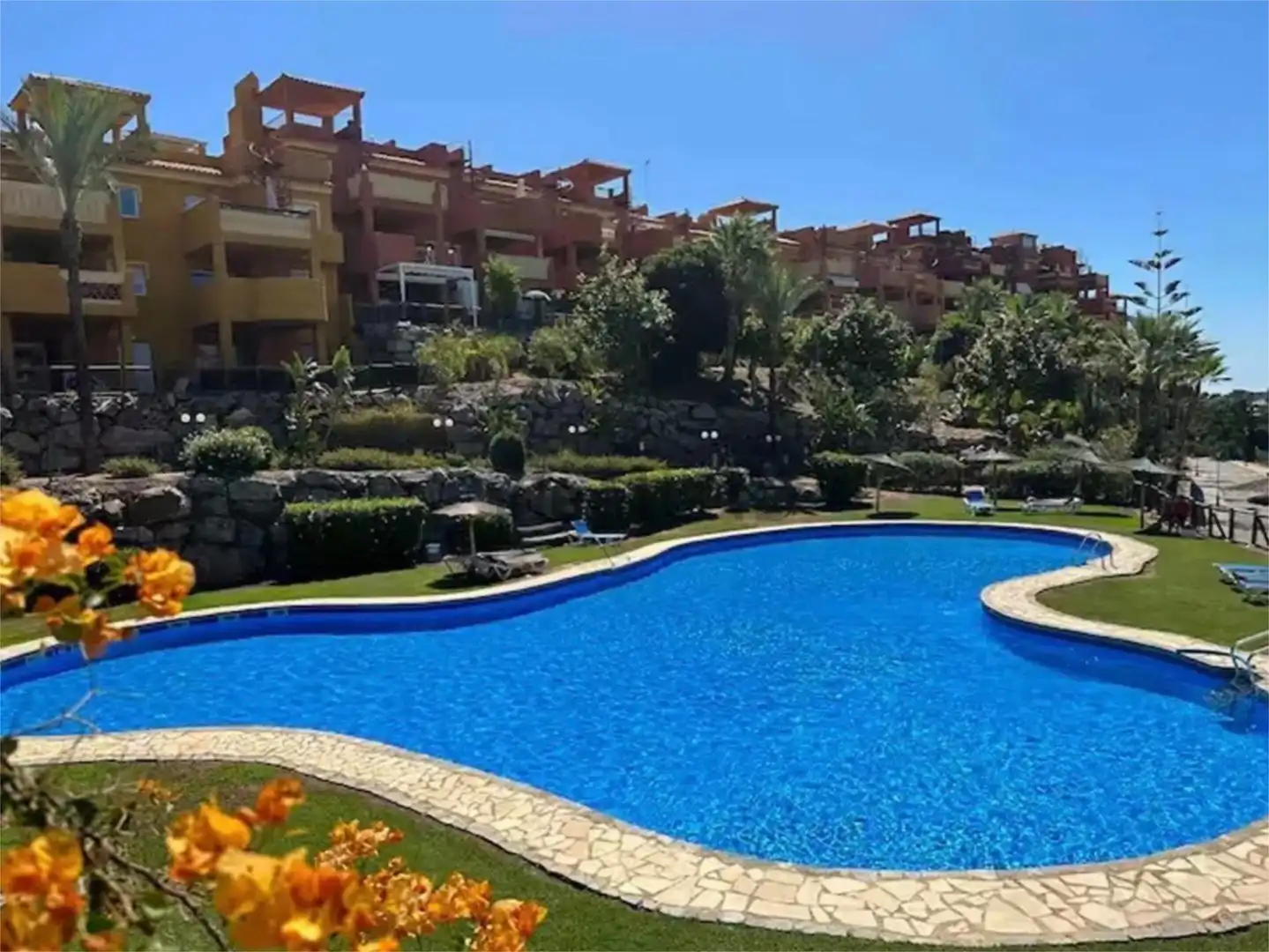 Piso en venta en Urbanización La Reserva, 3, Reserva de Marbella Piscina de Piso en venta en Marbella con Aire acondicionado, Calefacción y Jardín privado