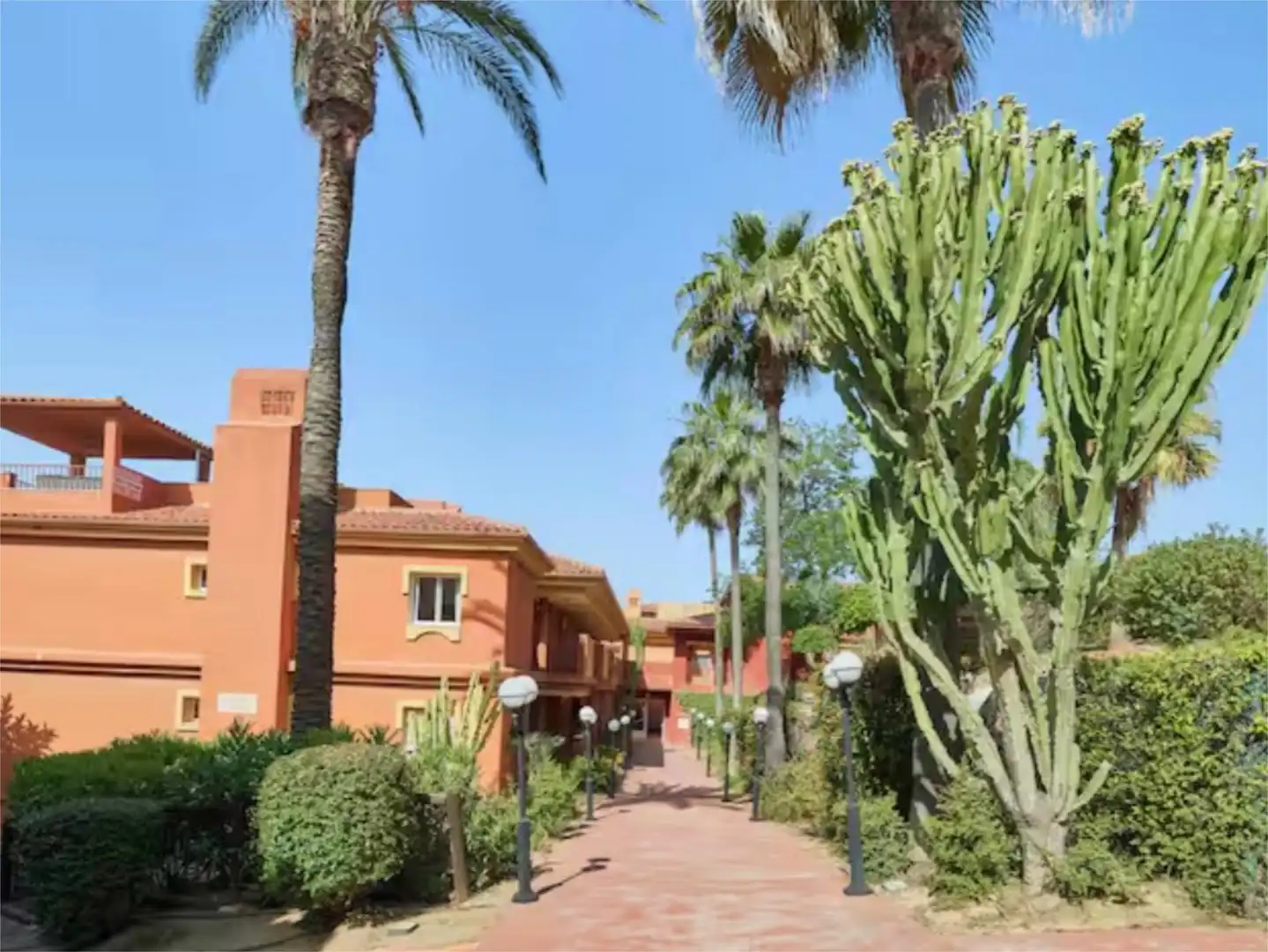 Piso en venta en Urbanización La Reserva, 3, Reserva de Marbella Vista exterior de Piso en venta en Marbella con Aire acondicionado, Calefacción y Jardín privado