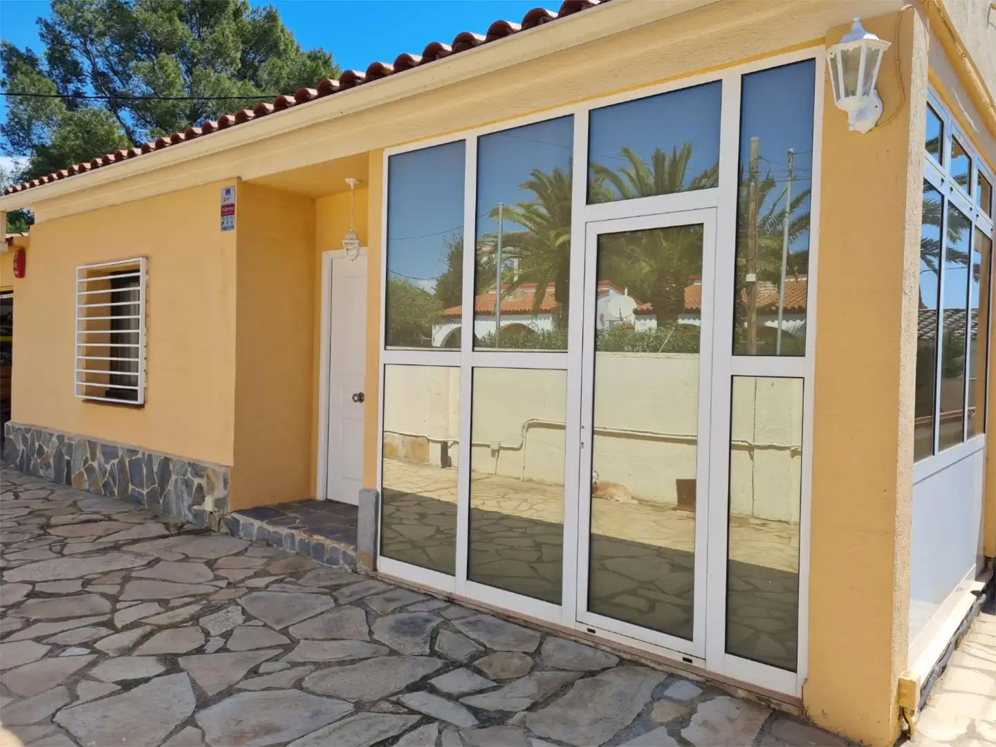 Vista exterior de Casa o xalet en venda en Mont-roig del Camp amb Aire condicionat