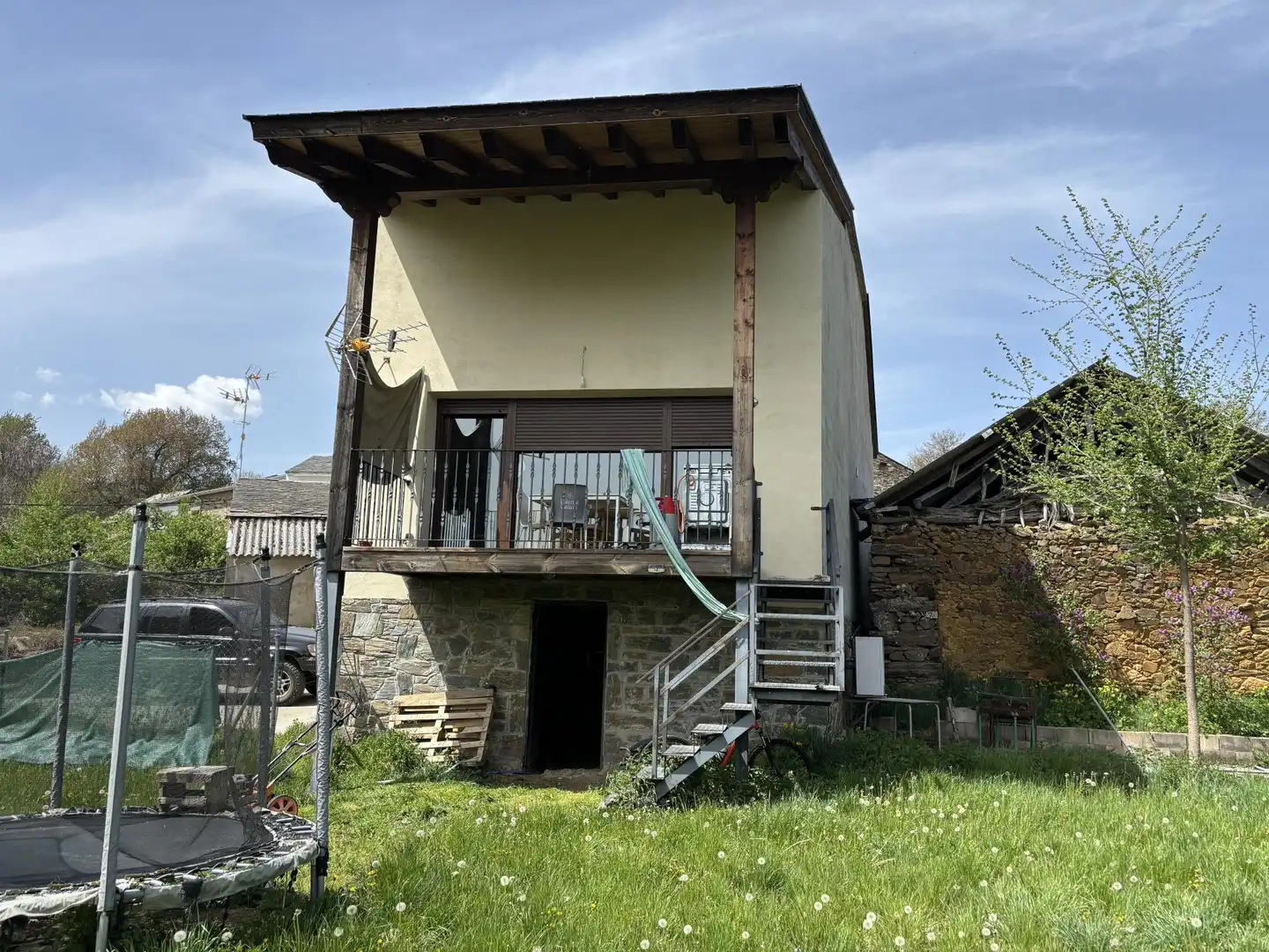 Vista exterior de Casa o chalet en venta en Galende con Aire acondicionado, Calefacción y Jardín privado