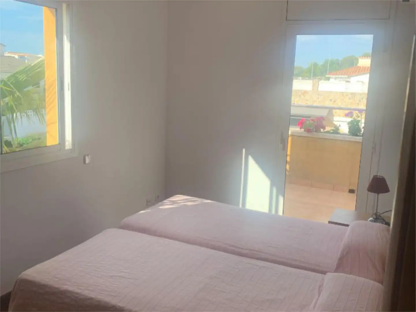 Piso en venta en Carrer d'Occitània, 19, Mas Trader - Corral d'En Tort - Corral d'En Cona Habitación de Piso en venta en Cubelles con Aire acondicionado, Calefacción y Jardín privado