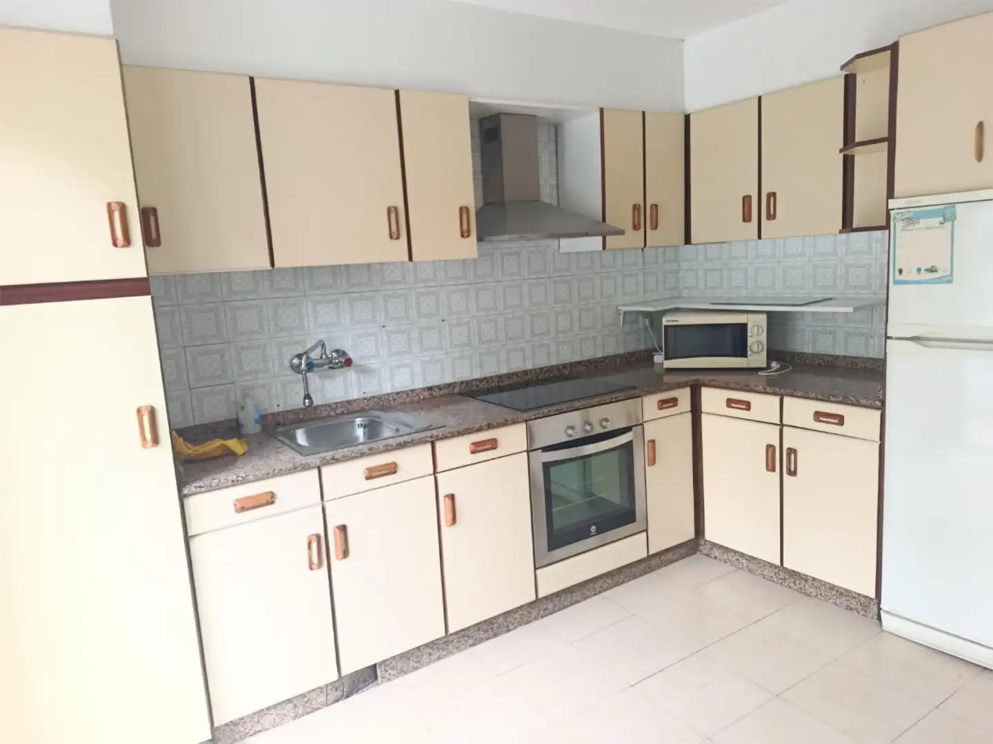Flat for sale in Avenida Portugal, 174, A Carballeira Kitchen of Flat for sale in Ourense Capital with Heating, Parquet flooring and Furnished