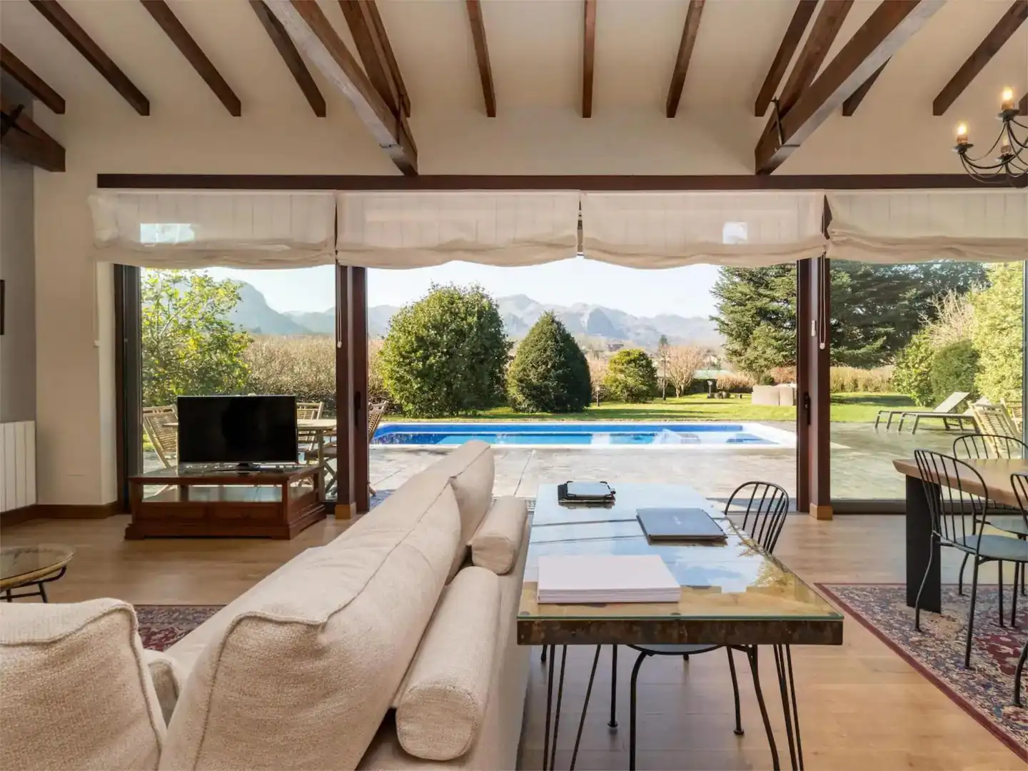 Casa o chalet en venta en Avenida Alisas, 48, Riotuerto Sala de estar de Casa o chalet en venta en Riotuerto con Calefacción, Jardín privado y Parquet