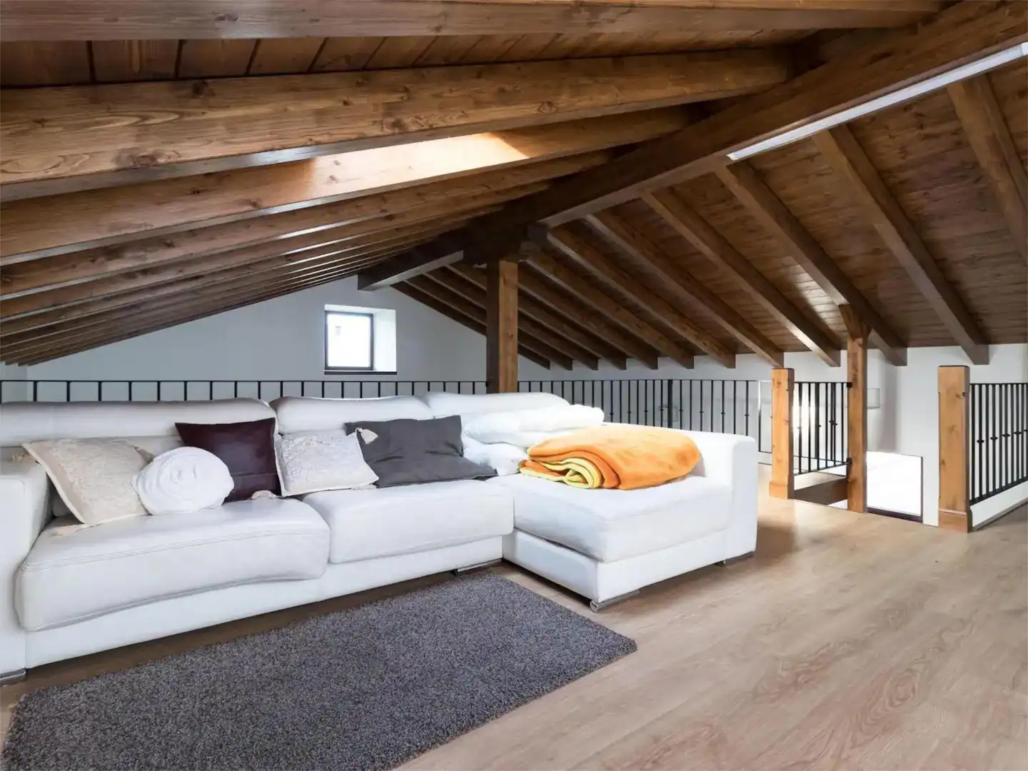 Casa o chalet en venta en Avenida Alisas, 48, Riotuerto Sala de estar de Casa o chalet en venta en Riotuerto con Calefacción, Jardín privado y Parquet