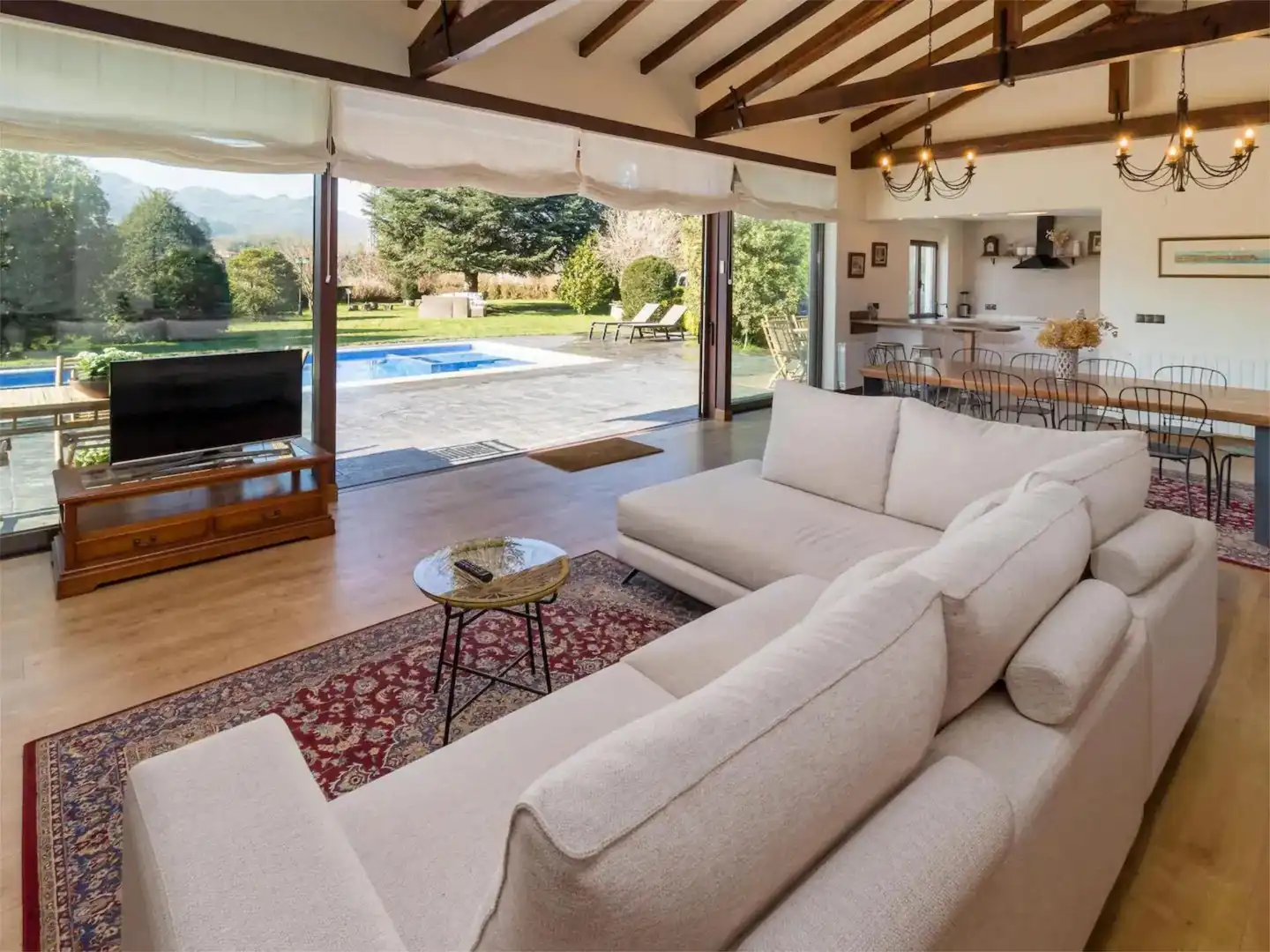 Casa o chalet en venta en Avenida Alisas, 48, Riotuerto Sala de estar de Casa o chalet en venta en Riotuerto con Calefacción, Jardín privado y Parquet