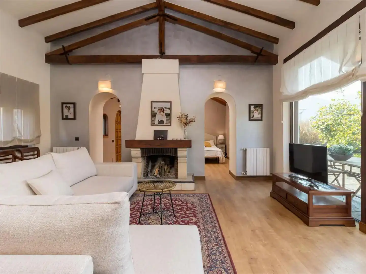 Casa o chalet en venta en Avenida Alisas, 48, Riotuerto Sala de estar de Casa o chalet en venta en Riotuerto con Calefacción, Jardín privado y Parquet
