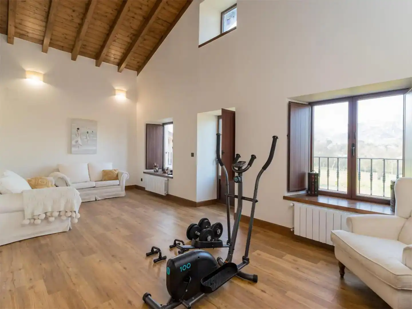 Casa o chalet en venta en Avenida Alisas, 48, Riotuerto Sala de estar de Casa o chalet en venta en Riotuerto con Calefacción, Jardín privado y Parquet