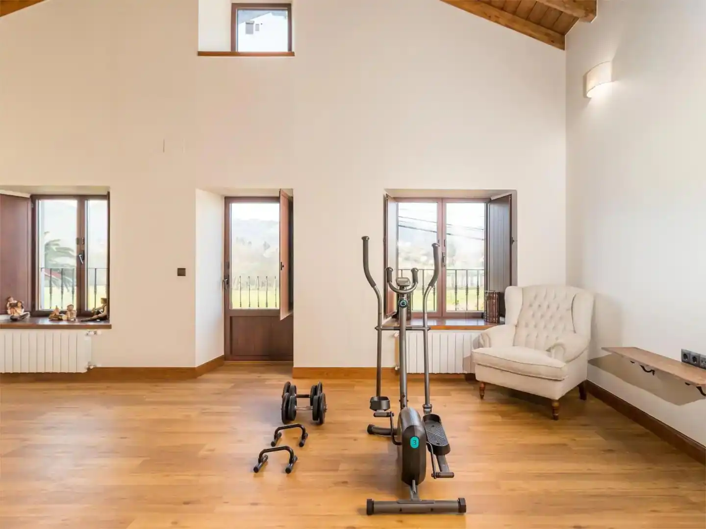 Casa o chalet en venta en Avenida Alisas, 48, Riotuerto Sala de estar de Casa o chalet en venta en Riotuerto con Calefacción, Jardín privado y Parquet