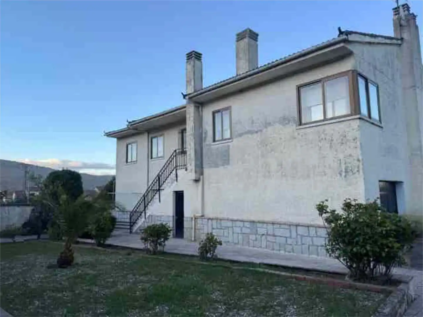 Vista exterior de Casa adosada en venda en El Tiemblo  amb Calefacció, Jardí privat i Terrassa