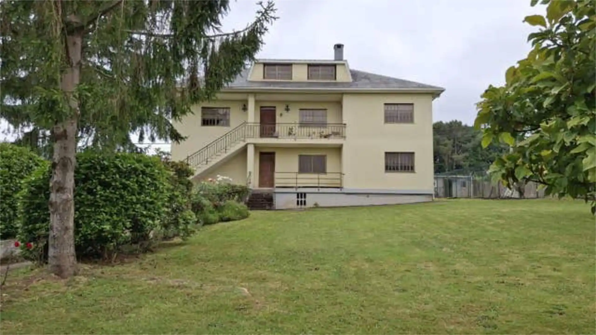 Vista exterior de Casa adosada en venta en Abegondo con Calefacción, Jardín privado y Terraza