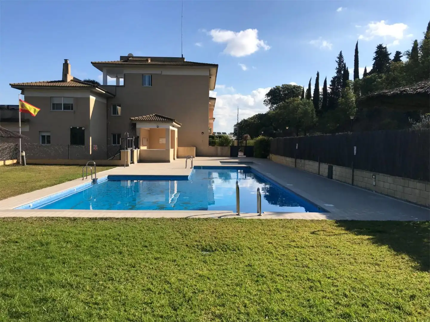 Swimming pool of Flat for rent in Tomares  with Air Conditioner, Private garden and Terrace