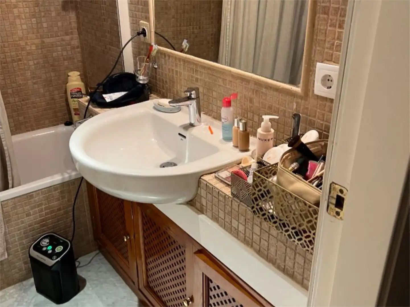 Flat for rent in Calle Pureza, 8, Santa Eufemia Bathroom of Flat for rent in Tomares with Air Conditioner, Terrace and Swimming Pool