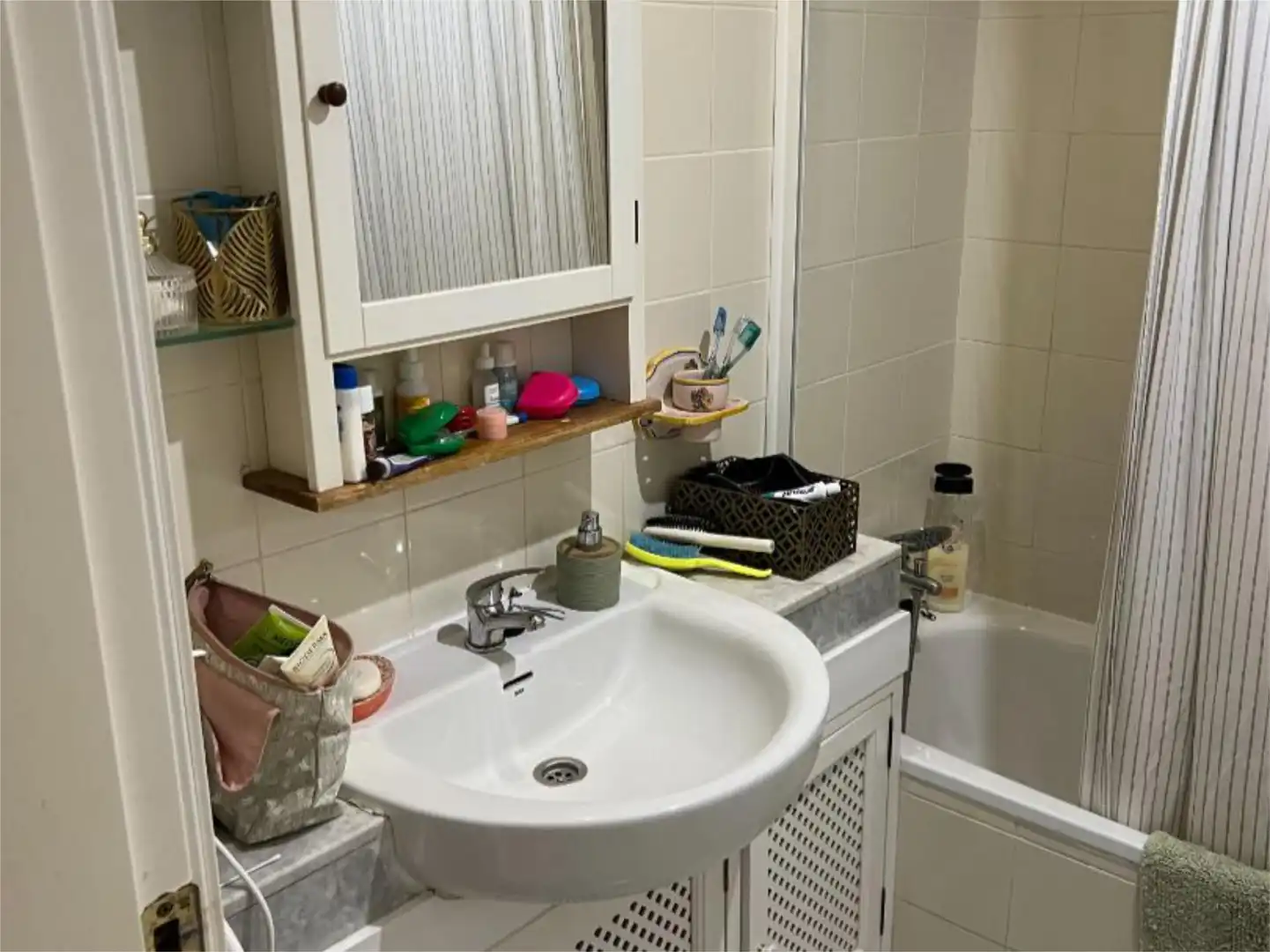 Flat for rent in Calle Pureza, 8, Santa Eufemia Bathroom of Flat for rent in Tomares with Air Conditioner, Terrace and Swimming Pool