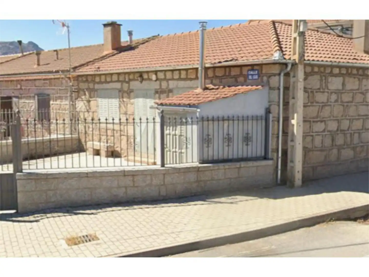 Außenansicht von Einfamilien-Reihenhaus zum Verkauf in Solosancho