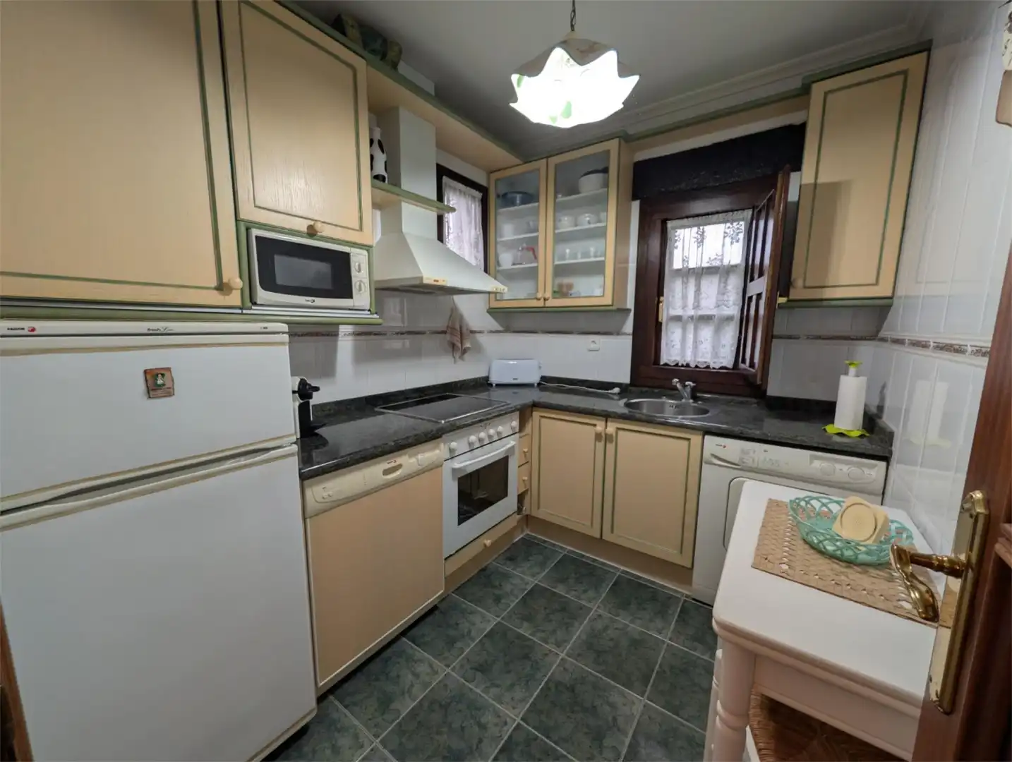Casa o chalet en venta en Barrio Galizano-los Verdes, 25, Galizano Cocina de Casa o chalet en venta en Ribamontán al Mar con Terraza y Piscina