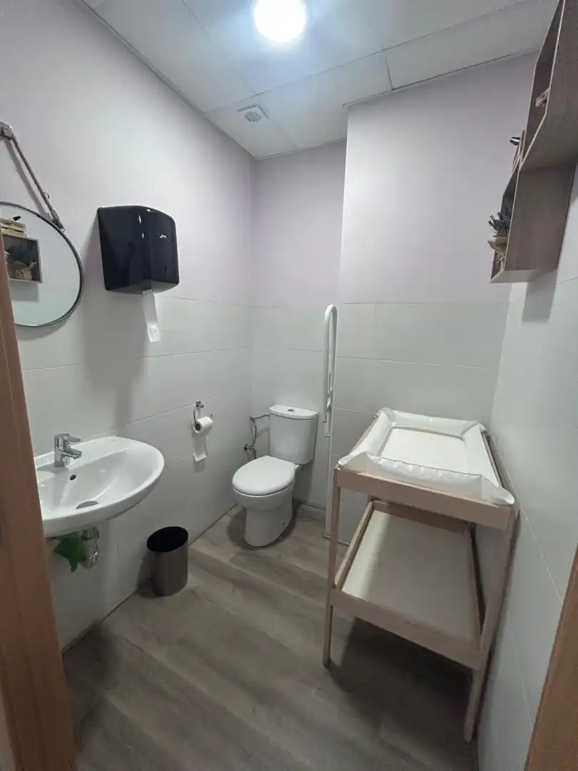 Baño de Local de alquiler en Mislata con Aire acondicionado