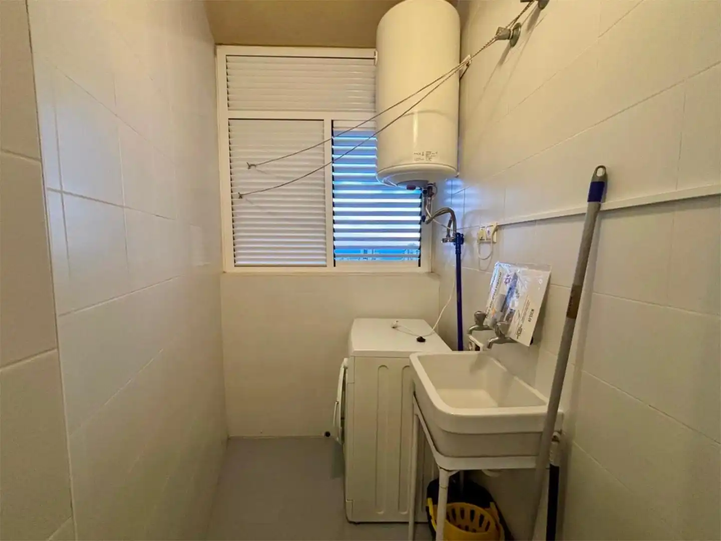 Bathroom of Flat for sale in Benidorm  with Air Conditioner, Terrace and Swimming Pool