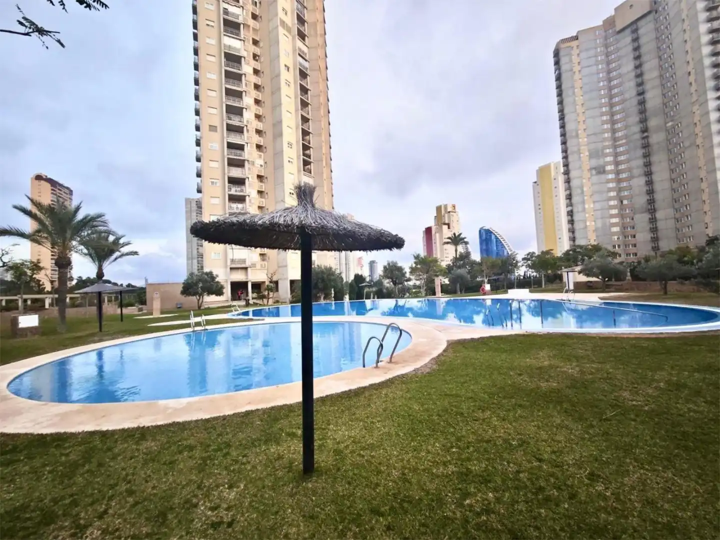 Swimming pool of Flat for sale in Benidorm  with Air Conditioner, Terrace and Swimming Pool