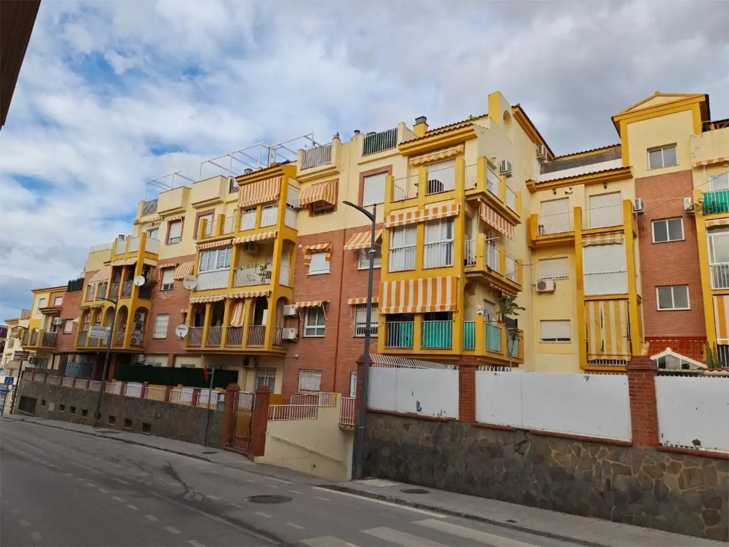 Außenansicht von Wohnung zur Miete in Gójar mit Schwimmbad, Möbliert und Balkon