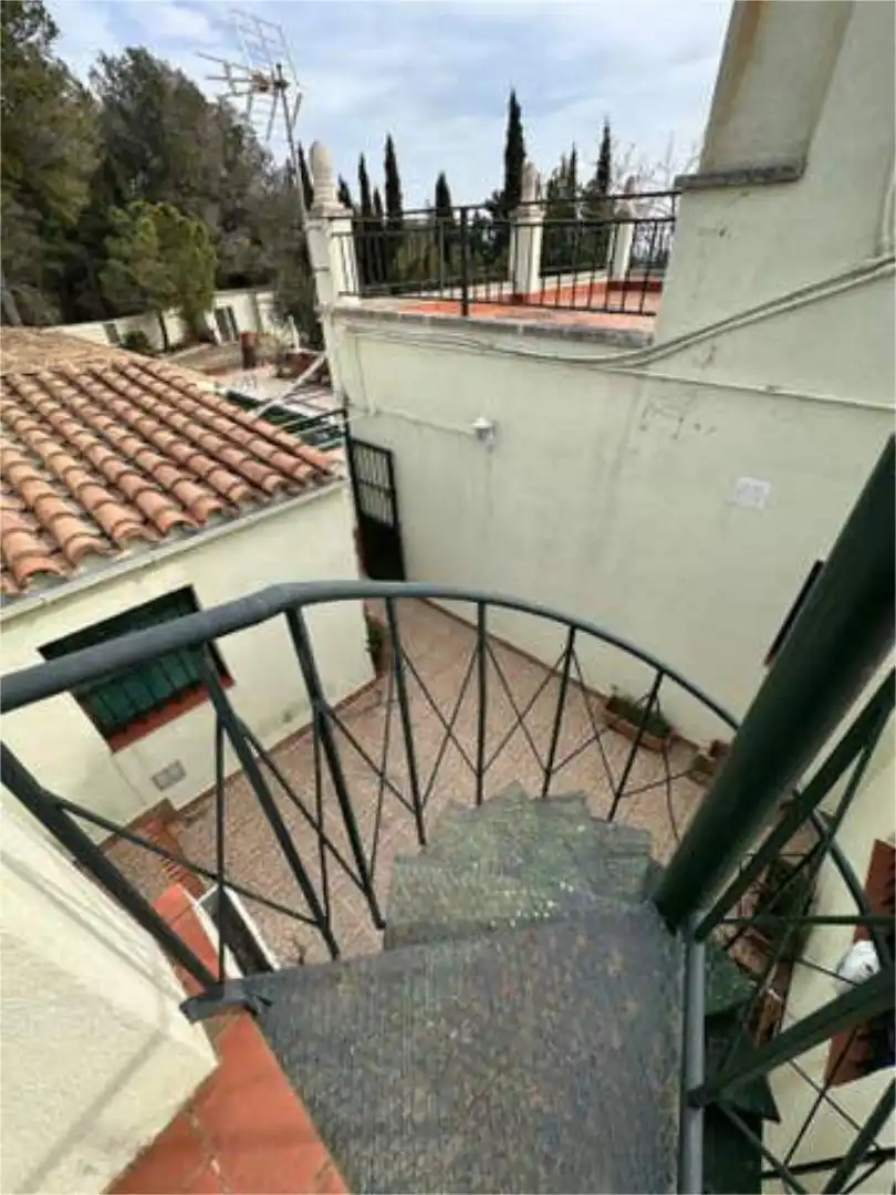 Einfamilien-Reihenhaus zum Verkauf in Botarell Terrasse von Einfamilien-Reihenhaus zum Verkauf in Botarell mit Terrasse und Schwimmbad