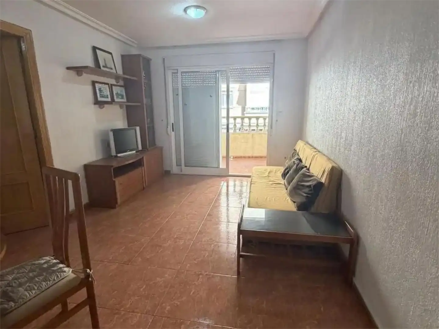 Pis en venda a Calle de Orihuela, 50, Centro - Muelle Pesquero Sala d'estar de Pis en venda en Torrevieja amb Jardí privat, Terrassa i Moblat