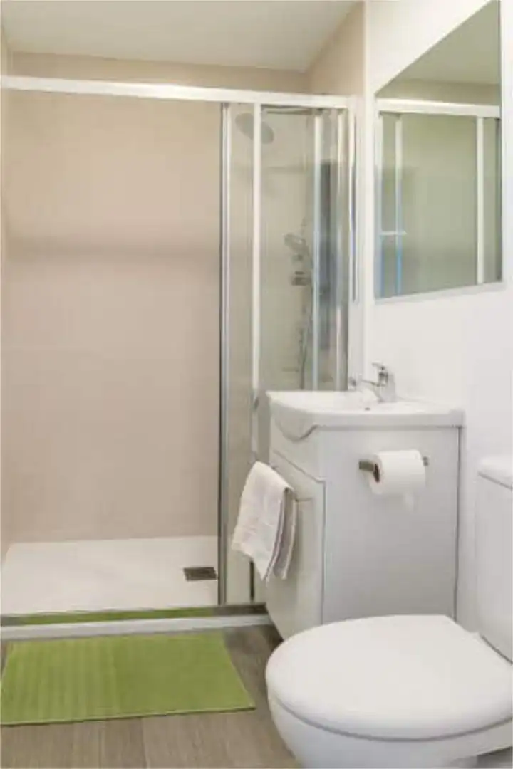 Apartamento de alquiler en Casco Antiguo Baño de Apartamento de alquiler en Algeciras con Calefacción, Terraza y Amueblado