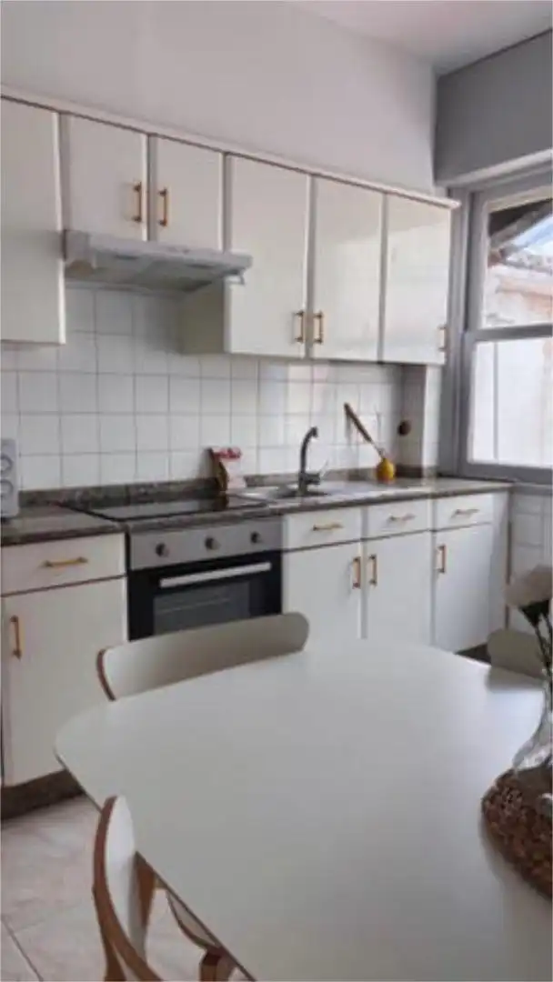 Apartament de lloguer a Bouzas Cuina de Apartament de lloguer en Vigo amb Calefacció i Moblat