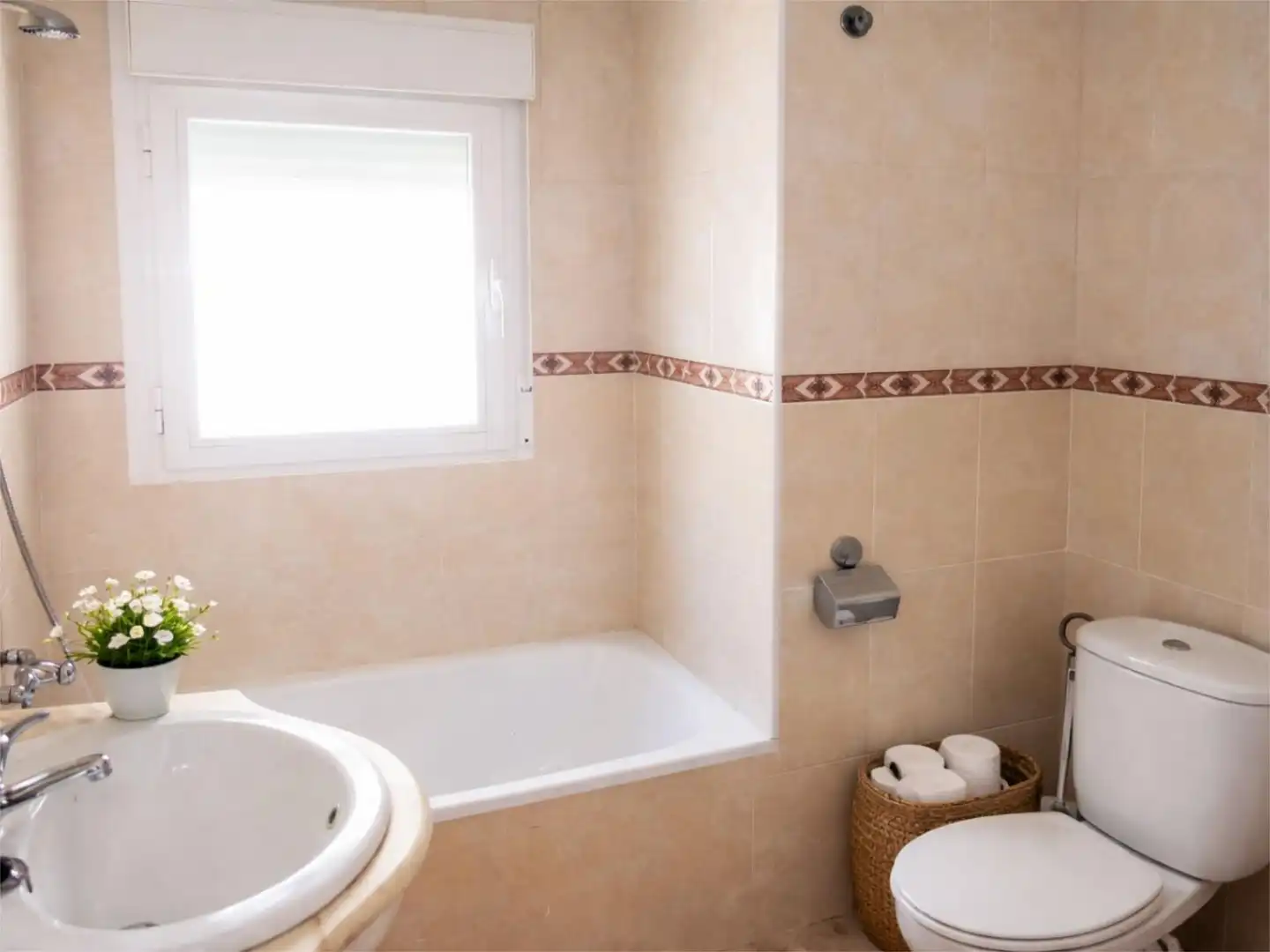 Flat for rent in Los Ángeles Bathroom of Flat for rent in Madrid Capital with Terrace