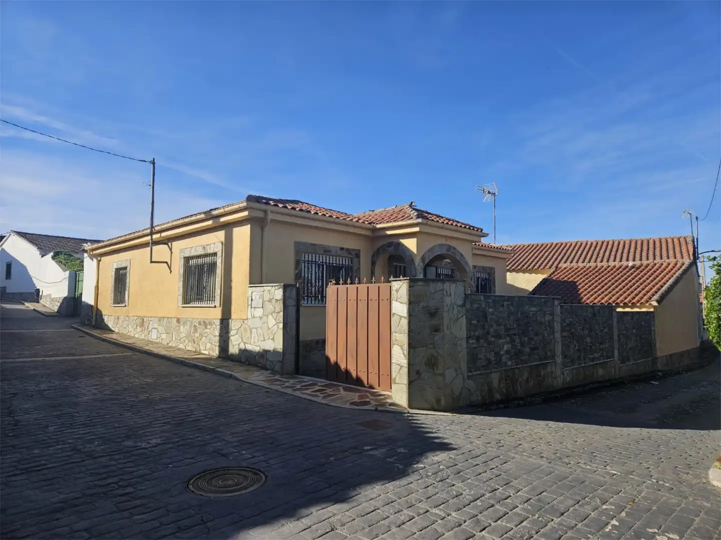 Vista exterior de Casa adosada en venta en Aldeavieja de Tormes con Calefacción y Amueblado