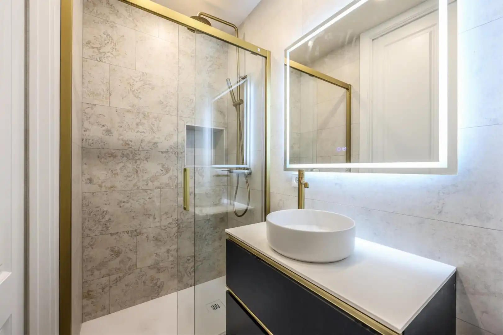 Flat for rent in Plaza de Manuel Becerra, 15, Fuente del Berro Bathroom of Flat for rent in Madrid with Heating, Parquet flooring and Furnished