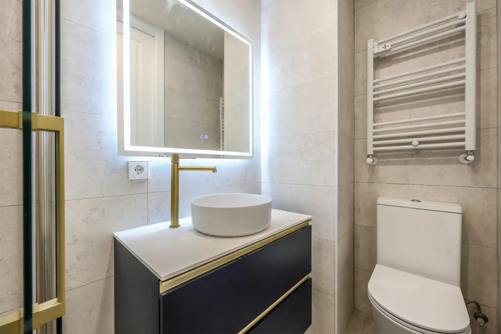 Flat for rent in Plaza de Manuel Becerra, 15, Fuente del Berro Bathroom of Flat for rent in Madrid with Heating, Parquet flooring and Furnished