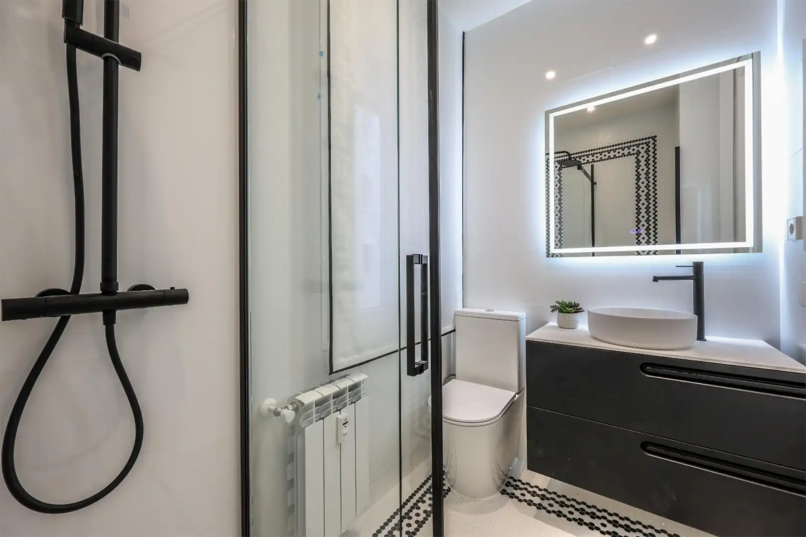 Flat for rent in Plaza de Manuel Becerra, 15, Fuente del Berro Bathroom of Flat for rent in Madrid with Heating, Parquet flooring and Furnished