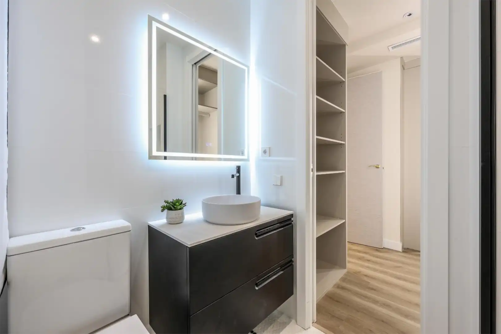 Flat for rent in Plaza de Manuel Becerra, 15, Fuente del Berro Bathroom of Flat for rent in Madrid with Heating, Parquet flooring and Furnished
