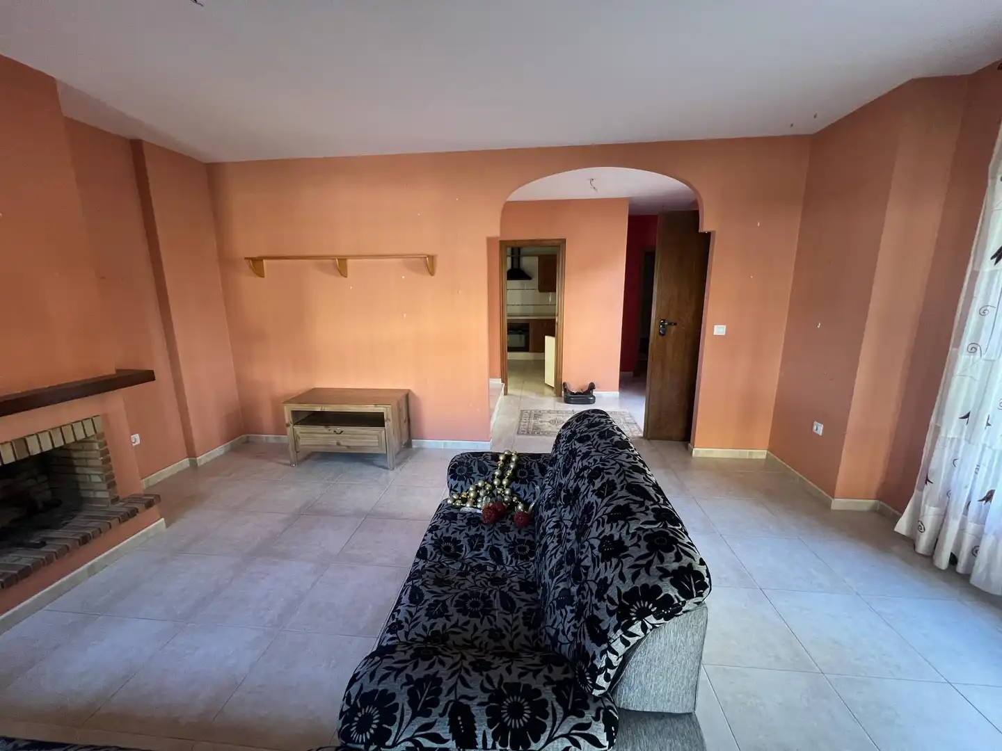 Casa adosada en venta en Calle Francisco Reyes Asenjo, 7, La Palma del Condado Sala de estar de Casa adosada en venta en La Palma del Condado con Aire acondicionado, Terraza y Balcón
