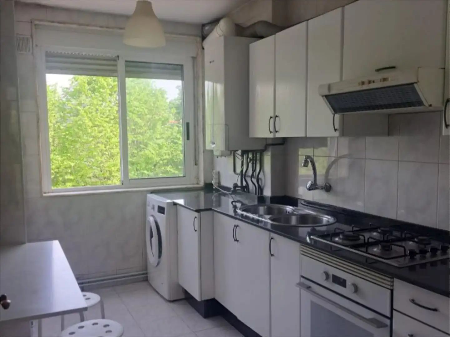 Cocina de Piso en venta en Santiago de Compostela  con Calefacción, Trastero y Amueblado