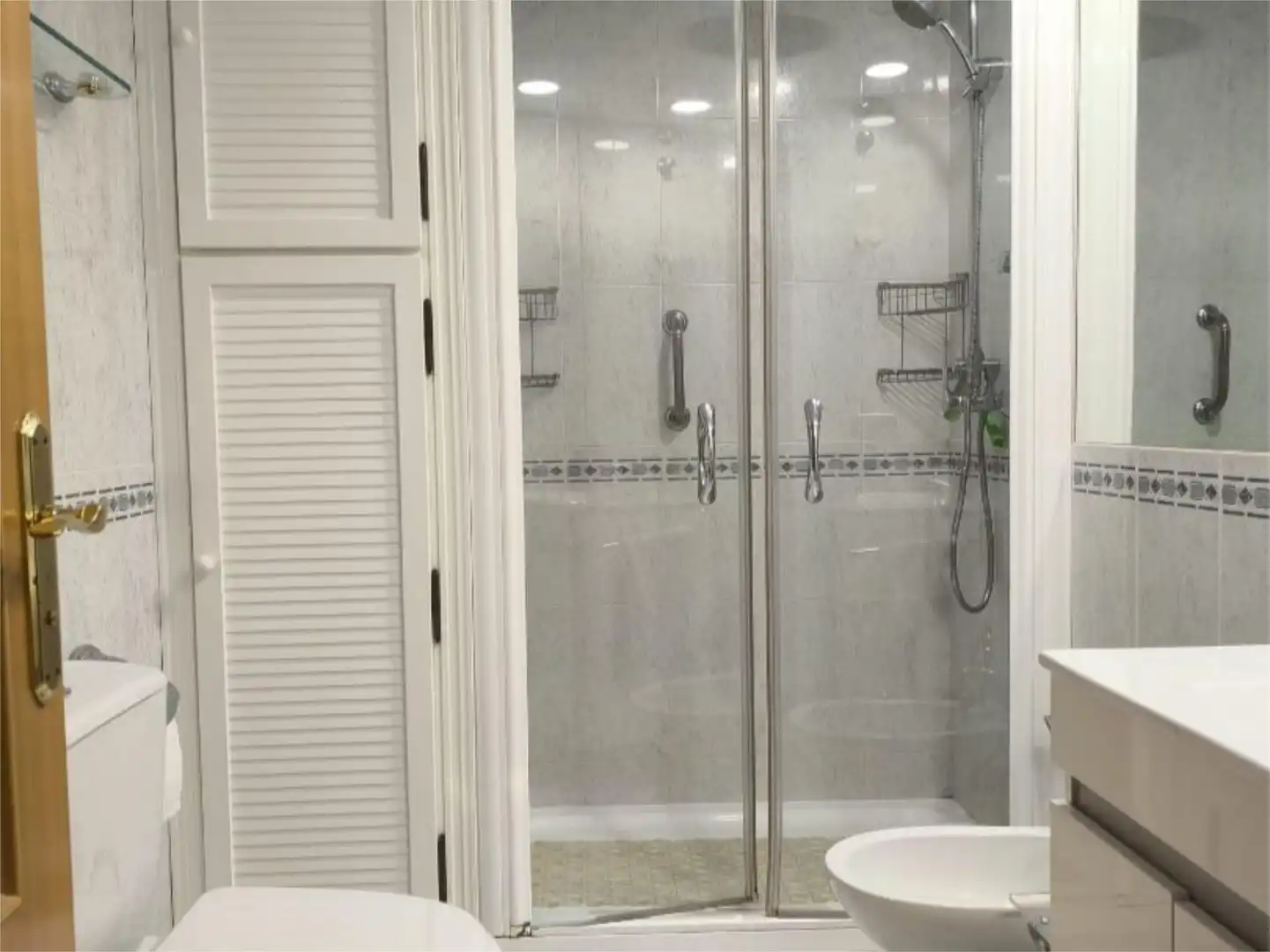 Wohnung zum Verkauf in Calle Pintor Racionero Castro, 16, Santa Rosa - Valdeolleros Badezimmer von Wohnung zum Verkauf in Córdoba Capital mit Klimaanlage und Terrasse