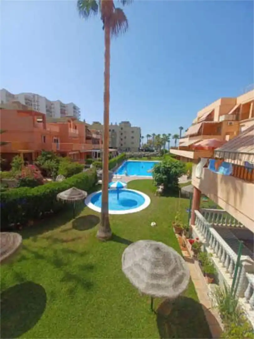 Vista exterior de Piso de alquiler en Salobreña con Jardín privado, Terraza y Piscina