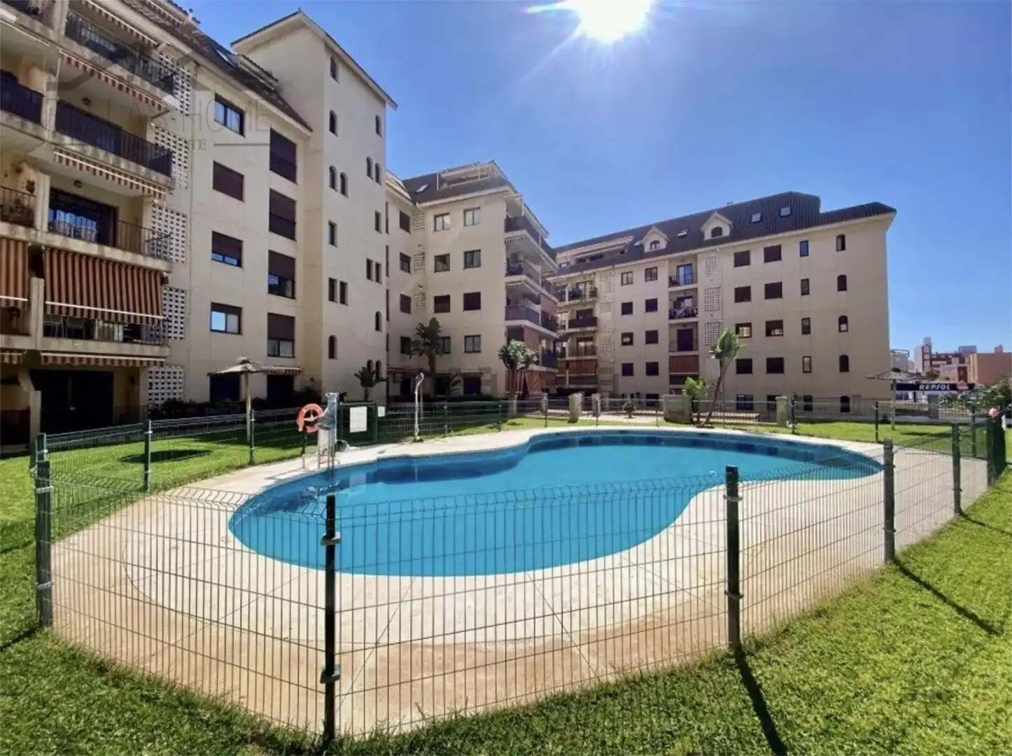 Außenansicht von Wohnung zum Verkauf in Manilva mit Privatgarten, Schwimmbad und Balkon