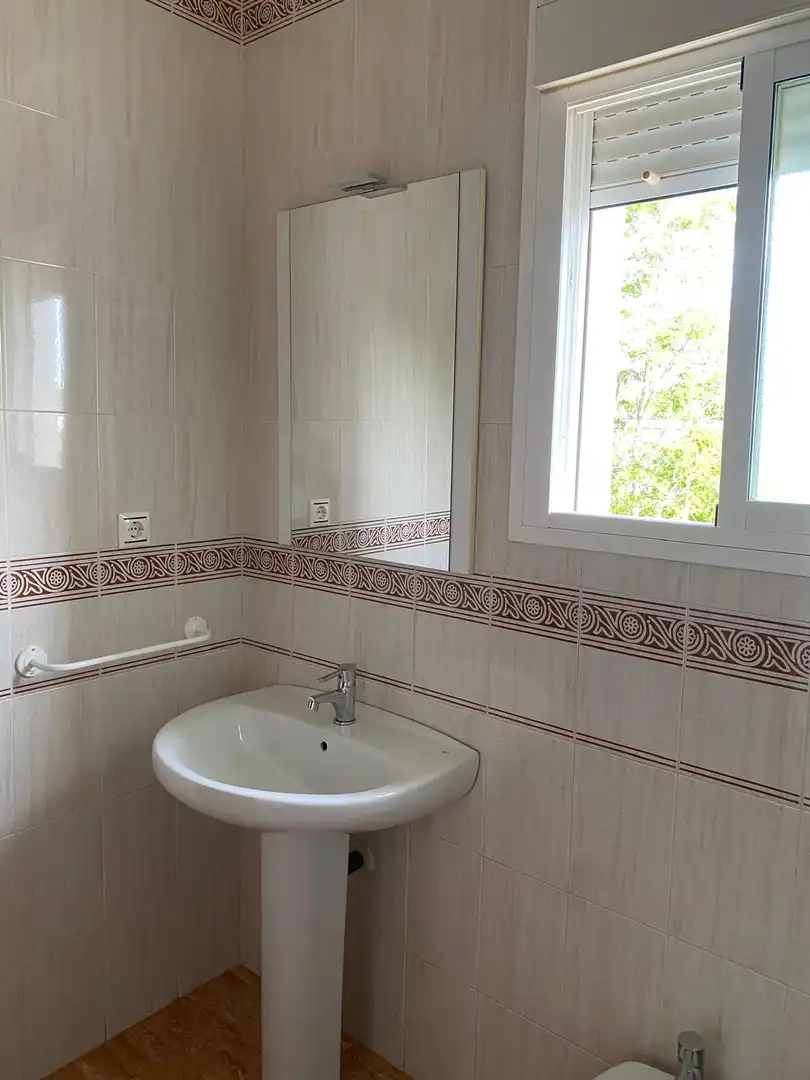 Casa adosada en venta en Calle José Muriel Igneson, 21, La Carolina Baño de Casa adosada en venta en La Carolina con Aire acondicionado